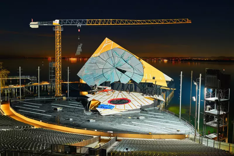 Beim Setzen der Stahlkonstruktion und beim Heben der Bauteile ist ein Liebherr 150 EC-B 8 Litronic zum Einsatz gekommen.