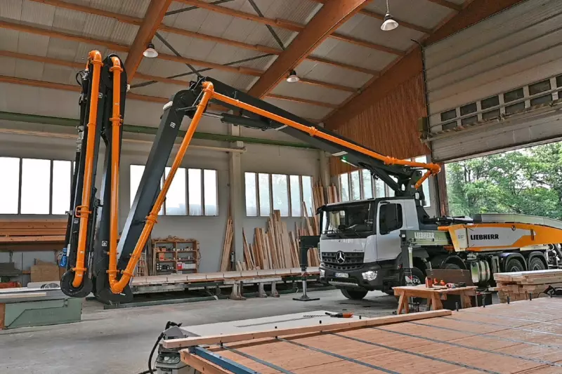 Die Autobetonpumpe 31 XXT kann dank LiDriveIn auch in niedrigen Hallen arbeiten.