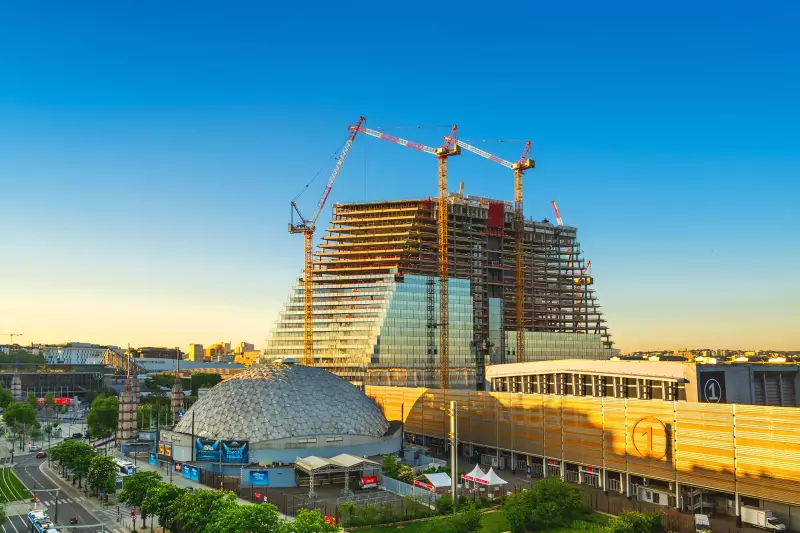 Vier Liebherr 280 HC-L Verstellauslegerkrane beim Bau des „Triangle“ in Paris.