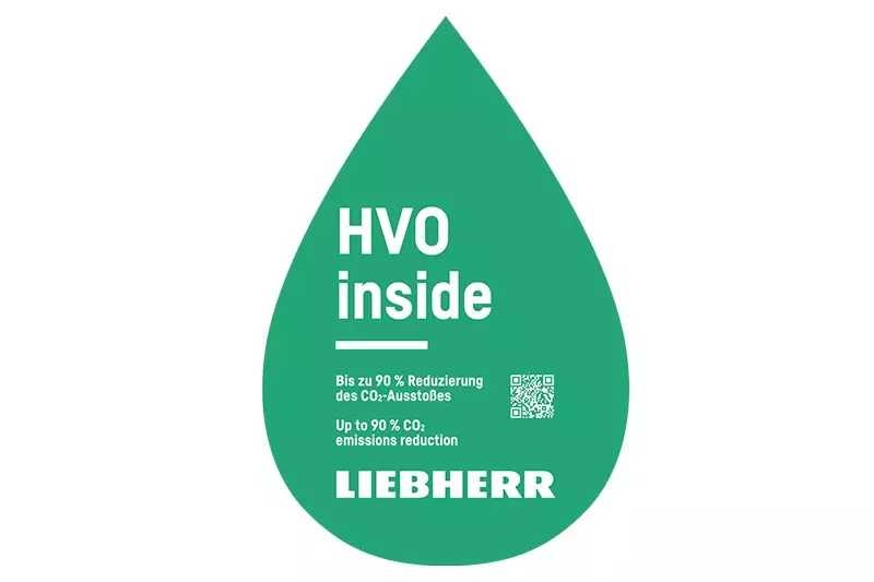 Der Maschinenaufkleber weist auf die HVO-Betankung hin