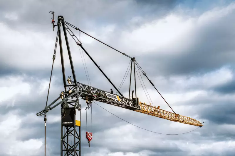 Neu ist der Turmdrehkran 61 K aus der K-Serie der Schnelleinsatzkrane mit dem intelligenten Bedienerassistenzsystem erhältlich. Die smarten Funktionen erhöhen die Sicherheit für Personen und empfindliche Bauteile.
