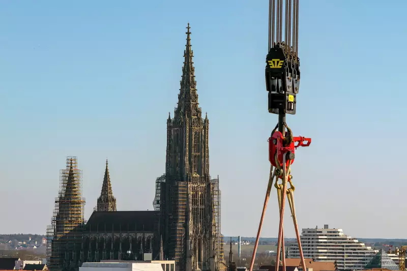 Ein Ausgleichsmechanismus an der Hakenflasche des Raupenkrans sorgte für die gleichmäßige Belastung aller vier Dyneema-Seile.