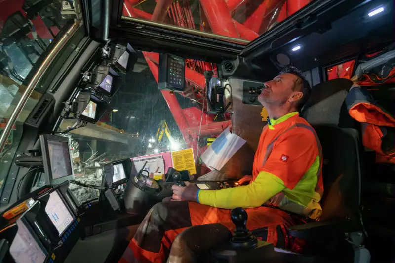 Max Frei steuerte den Raupenkran in den Nachtschichten. Die komplexen Hübe verlangten den Kranfahrern dabei höchste Konzentration und Präzision ab. 
