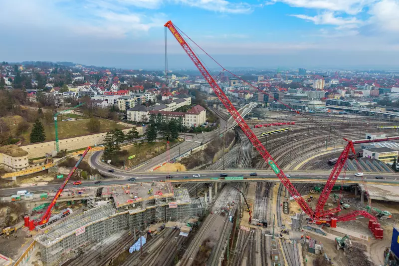 Um auch die weiter entfernten Segmente zu erreichen, wurde der Hauptausleger des Liebherr LR 11000 von 84 auf 126 Meter verlängert. Links im Bild der Mobilkran LTM 1650-8.1,…