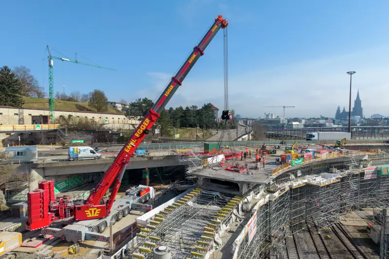 …der zeitgleich für den Rückbau einer Auffahrt zur Brücke zuständig war.