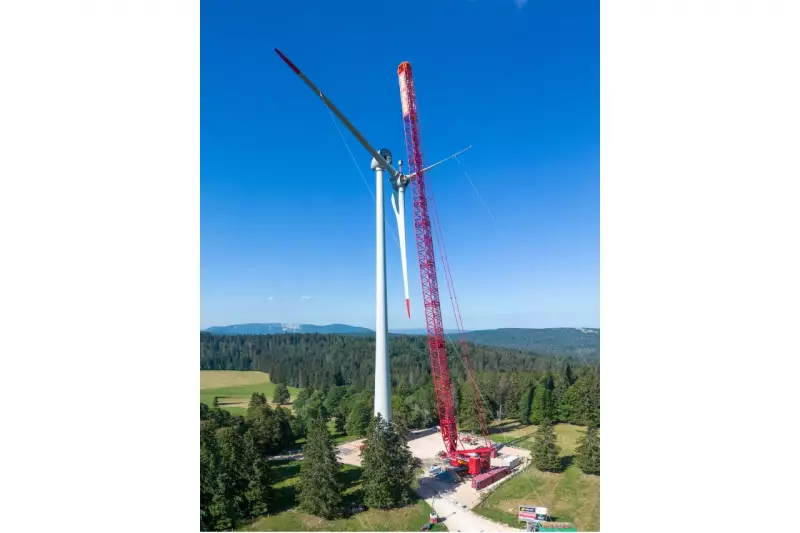Die Emil Egger AG errichtet mit einem Liebherr LR 11000 Windkraftanlagen im Schweizer Jura.