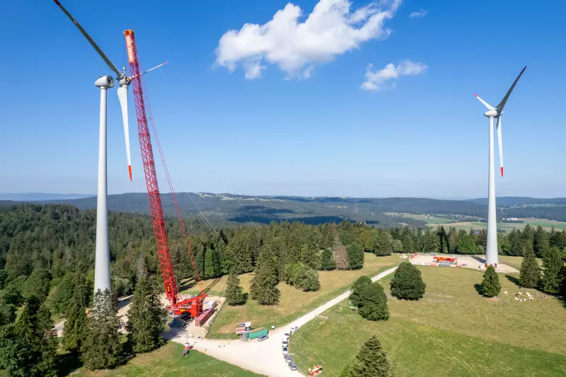 65 Tonnen stemmt hier der LR 11000 beim Hub des Rotorsterns, der in einer Nabenhöhe von 98 Metern angebaut werden musste. Rechts im Bild eine weitere der insgesamt sechs Enercon-Anlagen des neuen Windparks. 