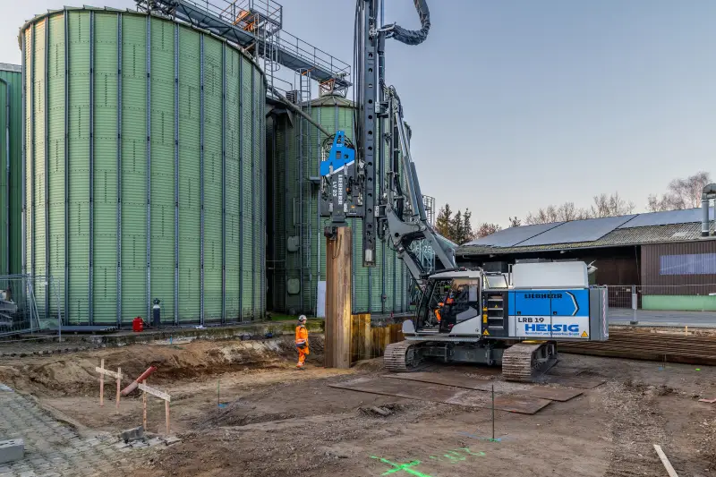 Das Ramm- und Bohrgerät LRB 19 und der Rüttler LV 23 von Liebherr sind für Rammarbeiten perfekt aufeinander abgestimmt.