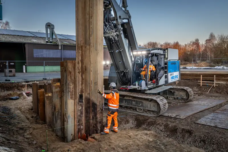 In Clenze (Niedersachsen) hat das LRB 19 eine Doppelspundbohle in fünf Minuten eingerüttelt.