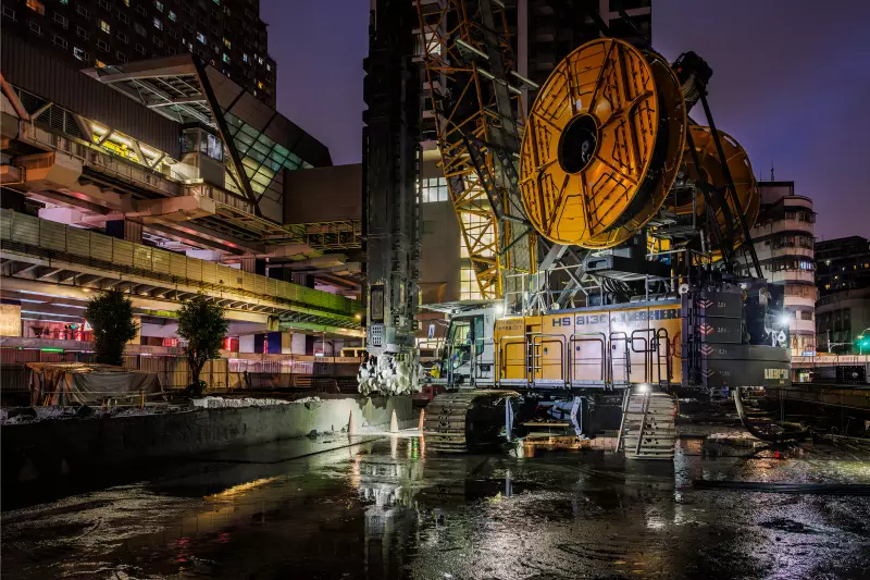Die Schlitzwandfräse LSC 8-18 von Liebherr dringt in Neu-Taipeh bis zu 55 Meter in die Tiefe.
