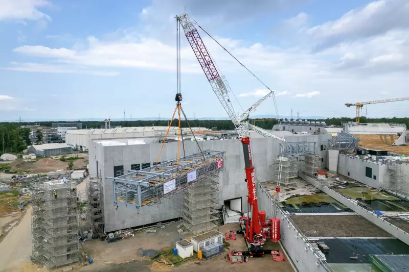 Der LTM 1650-8.1 musste direkt am angrenzenden Gebäudeteil aufgebaut werden, um die 87 Tonnen schwere Rohrleitungsbrücke auf ihre Stahlbetonpfeiler zu heben. Der Ballastradius war beim Schwenken aufgrund der nahen Wand auf 6,40 Meter gestellt und konnte...
