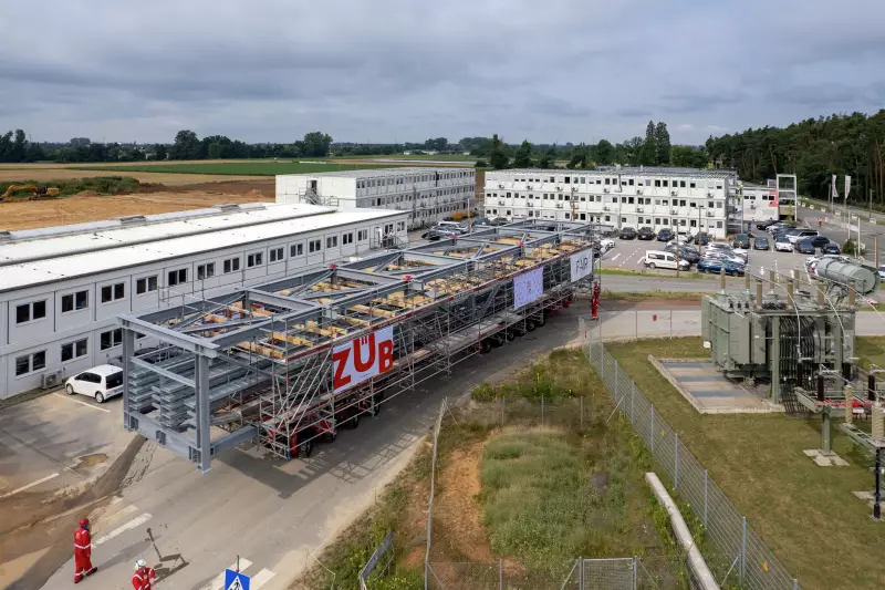 32 Meter lang, acht Meter breit und fünf Meter hoch. Die Medienbrücke rollt auf SPMT übers Gelände.
