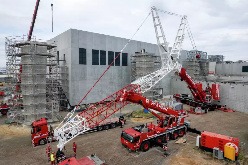 Ein LTM 1110-5.2 hat den 24,5 Meter langen Wippausleger des Großkrans gerüstet.