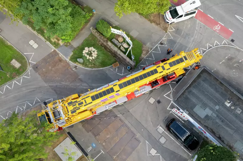 Die Zufahrt hatte es in sich. Mit seinen Lenkprogrammen schlängelt sich der kompakt gebaute 700-Tonnen-Kran hier rückwärts durch die Engstelle zwischen Pförtnerhäuschen und Mauer.