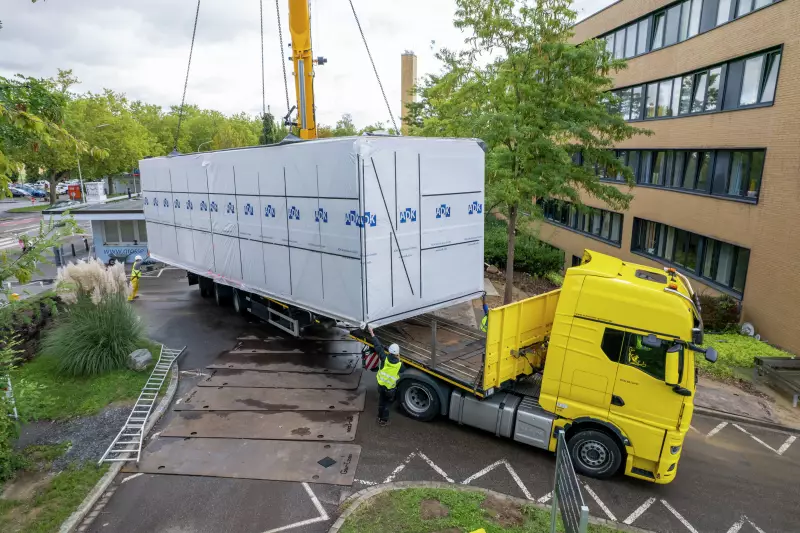 Auch die riesigen Modulbau-Elemente müssen an der Zufahrt zur Baustelle umgeladen werden.
