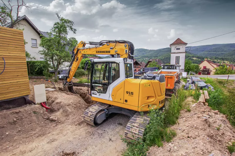 Die neuen R 915 Compact G8, R 917 Compact G8 und R 920 Compact G8 sind für den Einsatz unter schwierigen Umgebungsbedingungen gebaut, vor allem im städtischen Bereich und auf Baustellen, wo wenig Platz vorherrscht. 
