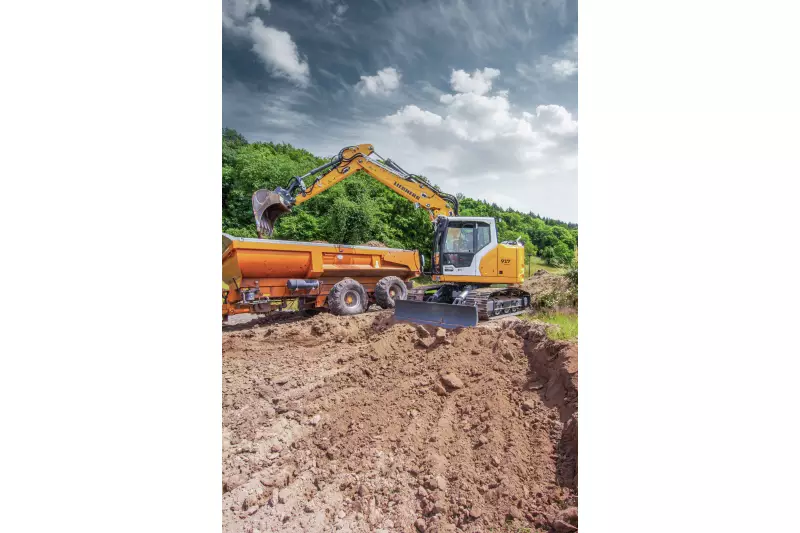 Der R 917 Compact G8 komplettiert die Kompaktbagger-Produktreihe und positioniert sich hinsichtlich der Leistung zwischen dem R 915 Compact G8 und dem R 920 Compact G8. 