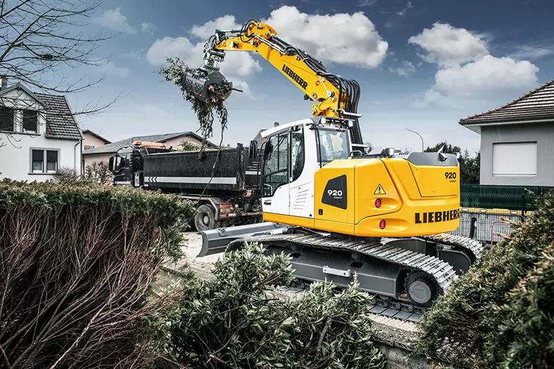 Der Raupenbagger R 920 Compact überzeugt durch seine Vielseitigkeit und seinen geringeren Heckschwenkradius.