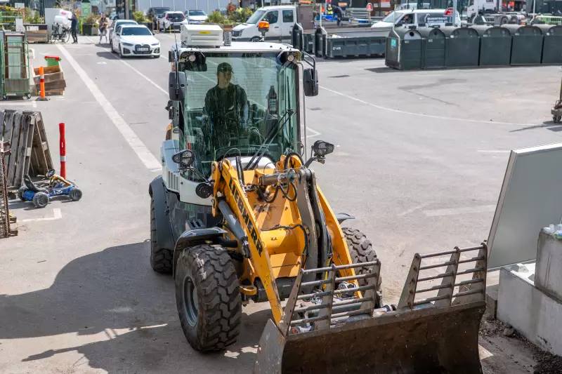 Radlader-Fahrerin Mille schätzt die enorme Schubkraft des E-Radladers L 507 E.