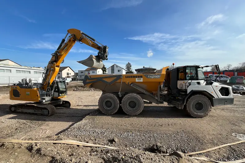 Der Muldenkipper TA230 wird auf der Baustelle für den Materialtransport eingesetzt.