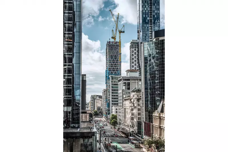 Zwei Verstellauslegerkrane von Liebherr wirken am Bau des höchsten Wohngebäudes (187 Meter) in Neuseeland mit.
