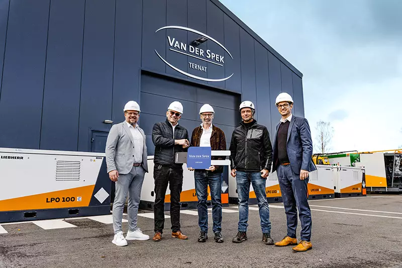 Schlüsselübergabe – Eine solch energiegeladene Partnerschaft muss gebührend gefeiert werden (v.l.n.r): Stefan Kohler und Joachim Eußem (beide Sales Manager bei Liebherr), Erik van Audenrode (vertrieblicher Geschäftsführer bei Van der Spek), Stephan Lausmann (Sales Director BatteryBased Energy Solutions bei Liebherr) und Jörgen Spapens (Verantwortlicher für den Lagerpark). 

