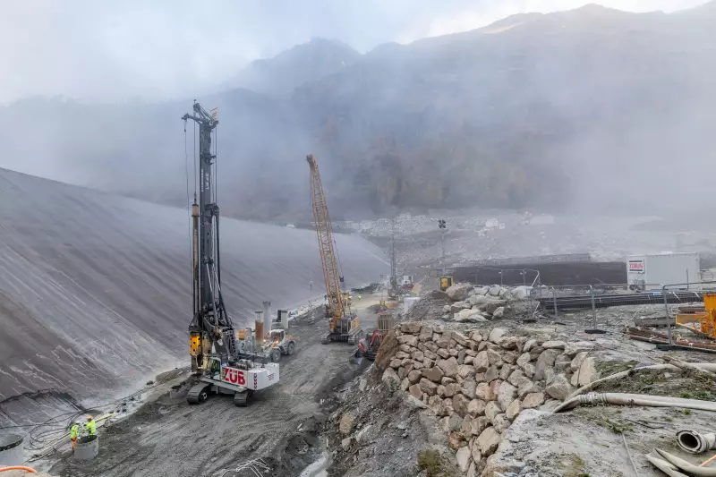 Auf der alpinen Baustelle arbeiten das Bohrgerät LB 45 und der Seilbagger HS 8070 HD von Liebherr im Teamwork.