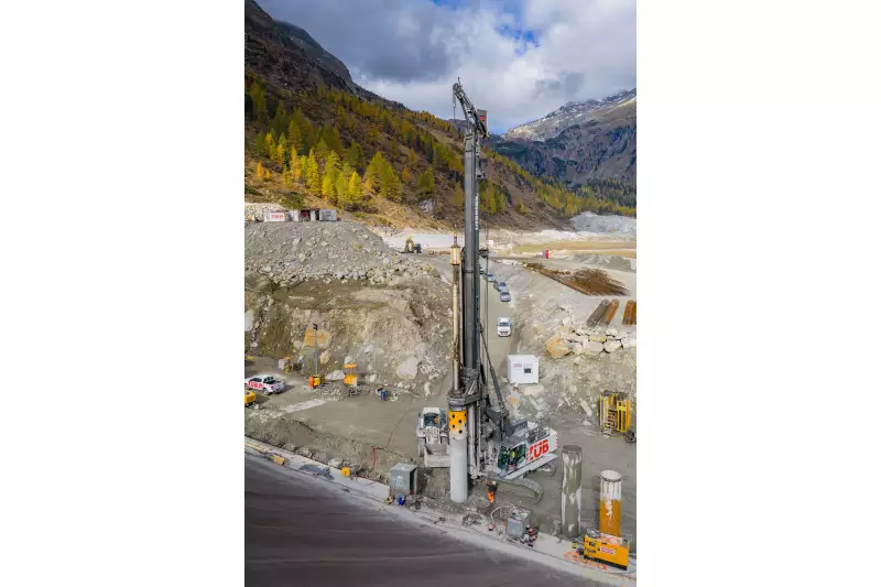 Das LB 45 von Liebherr bohrt 167 Pfähle am Wurtendamm.