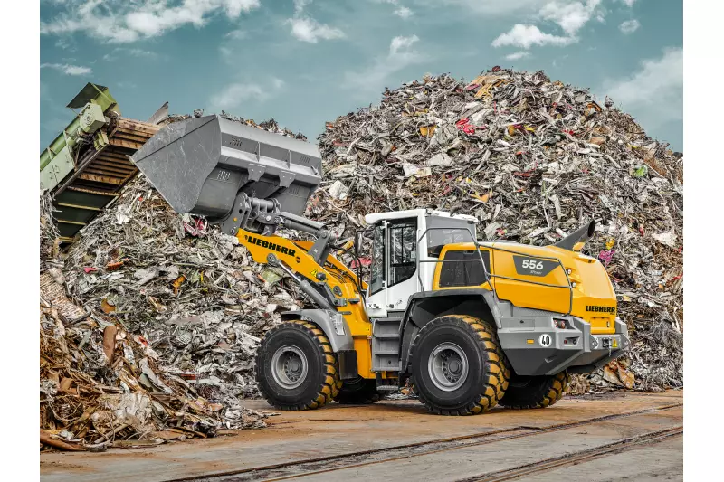 Der leistungsstarke Liebherr-Radlader L 556 XPower mit Industriehubgerüst bei einem Recycling-Einsatz.
