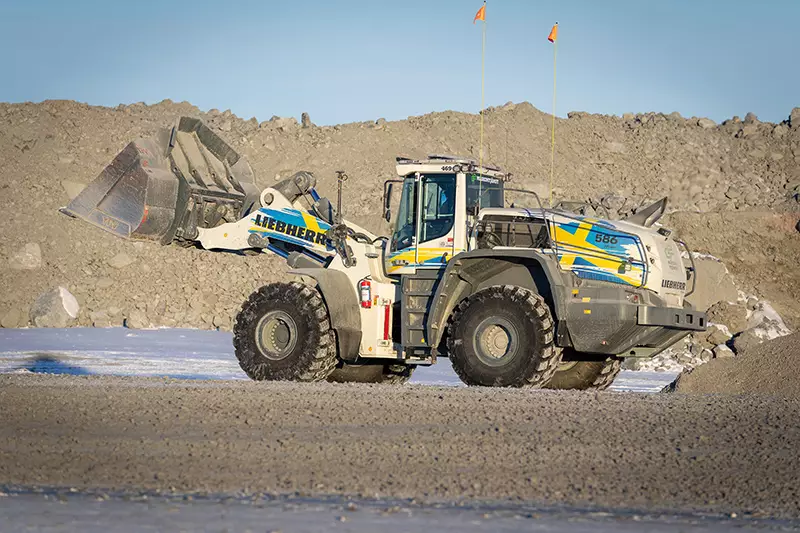 Mit seinen schwedischen Flaggen ist der neue L586 XPower ein einzigartiger Anblick in der Aitik-Mine.