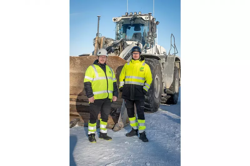 Håkan Martinsson, Business Developer, und Simon Antman, Site Manager, vor ihrem neuesten L586 XPower.