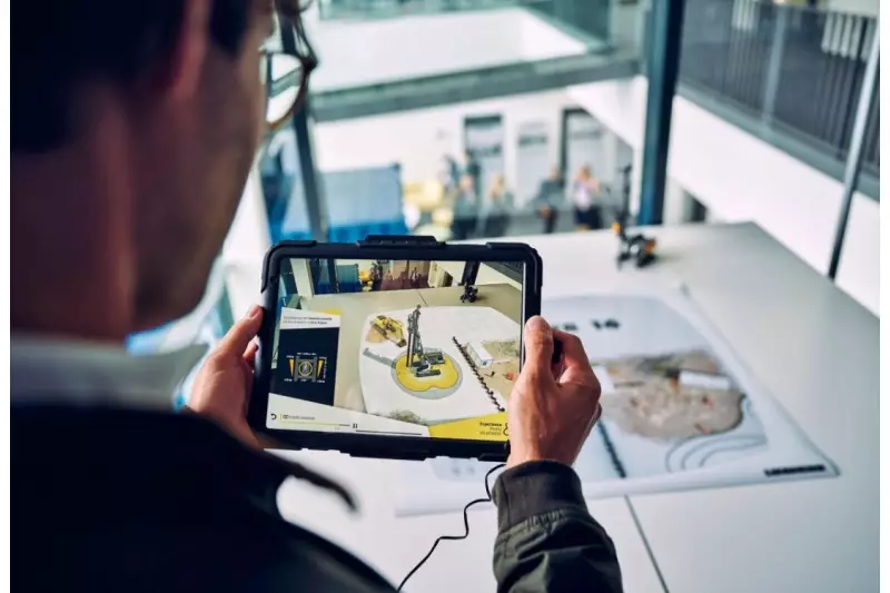 Liebherrs Zukunftsvision von der digitalen Baustelle erobert auch die virtuelle Welt. Die neue Augmented Reality App „Liebherr AR Experience“ projiziert virtuelle Baustellen auf einen realen Hintergrund und zeigt spielerisch konkrete Abläufe.