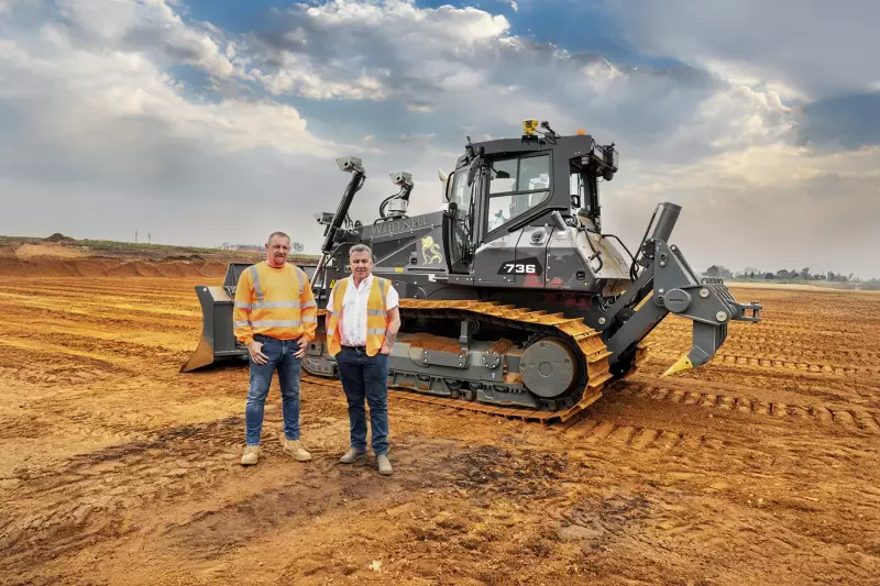 Lionel und Matt Whitnell mit ihrer Liebherr-Planierraupe PR 736 G8, das familiäre Know-how mit moderner Technologie verbindet.