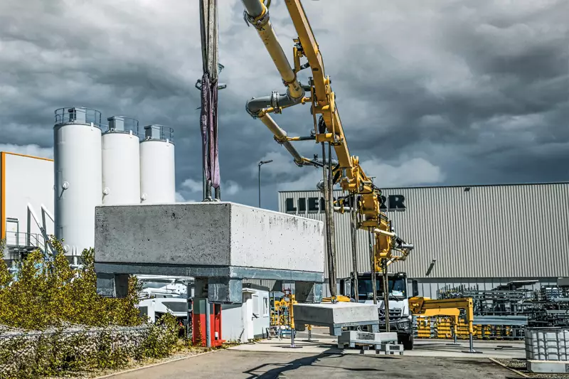 Wenn sich Schwer- und Hebelkraft verbünden, könnte der stärkste Arm einknicken. Um das auszuschließen, testet Liebherr nicht nur die Prototypen, sondern jedes Serienmodell vor der Auslieferung auf seine Stabilität und Standfestigkeit. Quelle: Liebherr