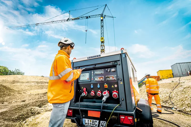 Der mobile, batteriebasierte Energiespeicher LPO 100 sorgt für einen schnellen und einfachen Stromzugang mit 32/63/125 A und einer Peak-Leistung von 110 kVA. Liebherr gibt an, dass sich die Betriebskosten gegenüber einem Dieselgenerator um bis zu 80 % reduzieren lassen – je nach Einsatzprofil. Quelle: Liebherr