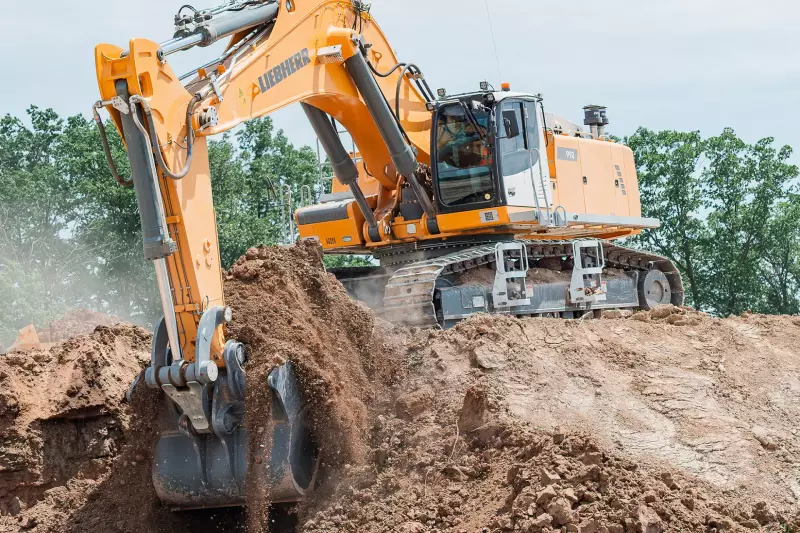 Der Liebherr-Raupenbagger R 992 im Einsatz im Steinbruch.