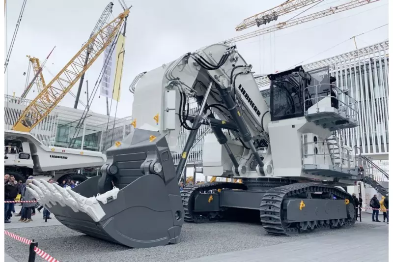 Leiser Riese. Ein 850 kW-Elektromotor treibt den 210 t-Bagger R 9200 E an. Mehrfach täglich fanden Vorführungen statt am Liebherr bauma-Messestand.