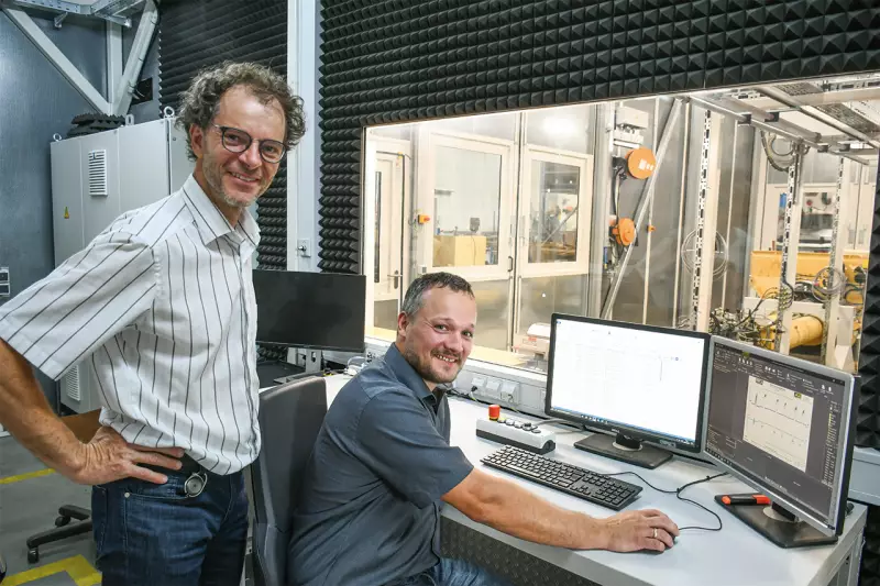 Geschützt durch kugelsicheres Glas erproben Rainer Berner (l.), Leiter Versuch und Validierung, und Testingenieur Benedikt Stöhr den Liebherr Powerbloc mit bis zu 160 kW/400 bar Hydraulikleistung und zeichnen jedes feinste Zucken der Pumpeneinheit auf. Quelle: Treffpunkt.Bau