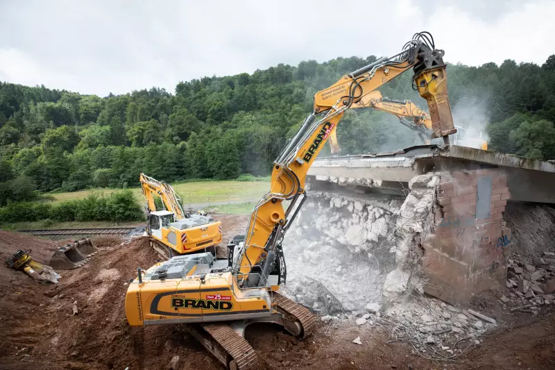 Die Liebherr-Raupenbagger waren mit Sortiergreifern, Hydraulikhämmern, Abbruchzangen und Pulverisieren ausgestattet und für die Zerkleinerung und Sortierung der Brückenteile zuständig.