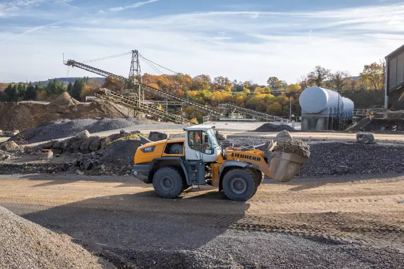 Der kraftvolle und robuste L 580 XPower-Radlader wird zum Beladen von Lkw im Steinbruch eingesetzt. 