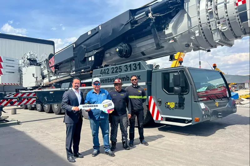 Offizielle Kranübergabe: (V.l.n.r.) Christian Tableros (Liebherr México S. de R.L. de C.V.), Oscar Sanchez (GMB), Arturo Flores (Liebherr México S. de R.L. de C.V.), Oscar Jorge Cruz (GMB).