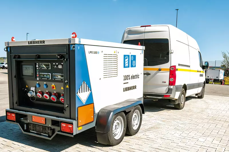 Strom to go. Mit dem LPO 100 (hier schon im neuen Design) bringt Liebherr die Powerbank für Baustellen auf die Straße. Zu seinen besonderen Stärken zählt das sogenannte Peak Shaving. Mit der gespeicherten Energie können Lastspitzen von Großverbrauchern abgepuffert werden. Quelle: Treffpunkt.Bau