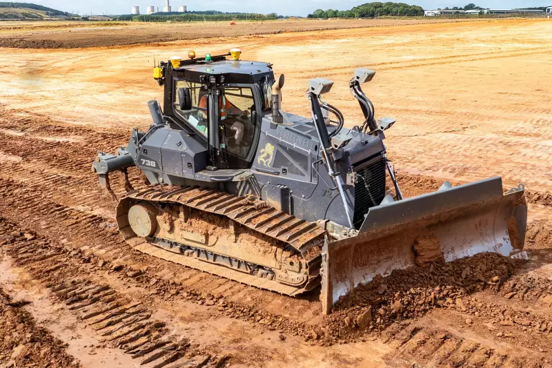 Eine Seitenansicht der PR 736 G8, die seine Ketten und solide Bauweise zeigt.