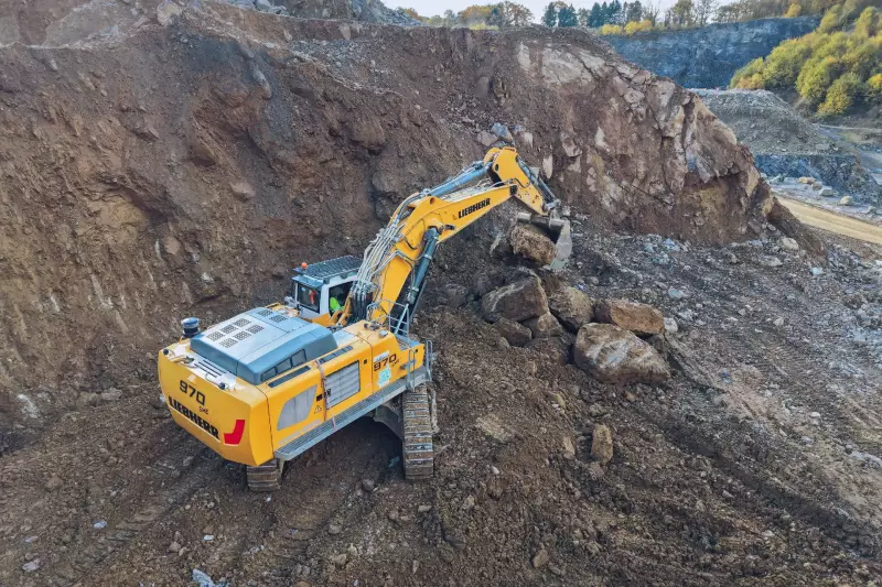 Im Steinbruch von Préalle in Aisne ist ein Raupenbagger vom Typ R 970 SME für die Materialgewinnung im Einsatz. 