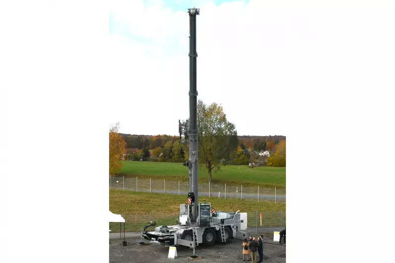 Spannende Alternative. Auf der Baustelle kann der LTC 1050-3.1 seine Kranbewegungen auch elektrisch ausführen. Zusätzlich zum HVO-tauglichen Dieselmotor ist er mit einem 72-kW-E-Motor ausgestattet, der entweder den Baustellenstrom anzapft (125 A/63 A) oder wie in der Demo von einem mobilen Energiespeichersystem versorgt wird. Quelle: Treffpunkt.Bau