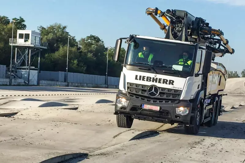 Extremtest auf Verwindungssteifheit. Die hauseigene, 1.200 m lange Marterstrecke in Kirchdorf mit Buckel- und Waschbrettpiste hat Liebherr eigentlich für Muldenkipper mit riesigen Reifen und Offroad-Fahrwerk entworfen. Quelle: Liebherr