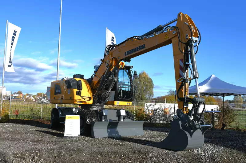 Elektro wird erwachsen. 260 kWh speichert die ca. 2 t schwere Batterie des A 916 E, der sich bereits in ersten Kundeneinsätzen in den Niederlanden bewährt. Leistung auf Dieselniveau, Ladezeit bei 400 V/63 A ca. 6 Stunden. Quelle: Treffpunkt.Bau