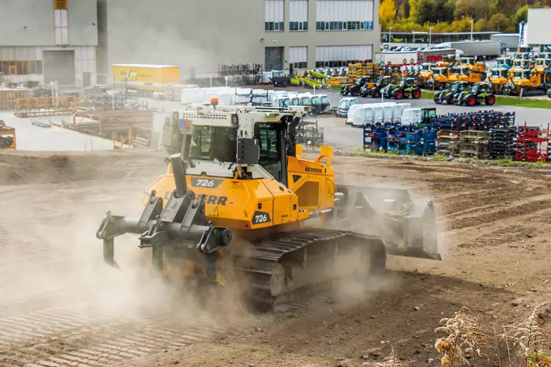 Auf dem Werksgelände in Telfs fuhren die Teilnehmenden unter fachkundiger Anleitung aktuelle Liebherr-Maschinen und gewannen dabei einen realistischen Eindruck von Antrieb, Komfort und digitaler Assistenz. Quelle: Treffpunkt.Bau

