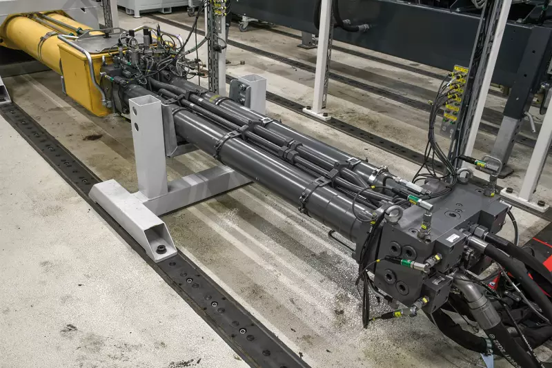 Die Powerbloc Pumpeneinheit im Testlabor. Die besondere Laufruhe, die hohe Leistung und der integrierte Steuerblock zeichnen die Liebherr-Eigenentwicklung aus. Zu sehen sind auch die vielen Messpunkte, die der Prüfstand anzapft. Quelle: Treffpunkt.Bau