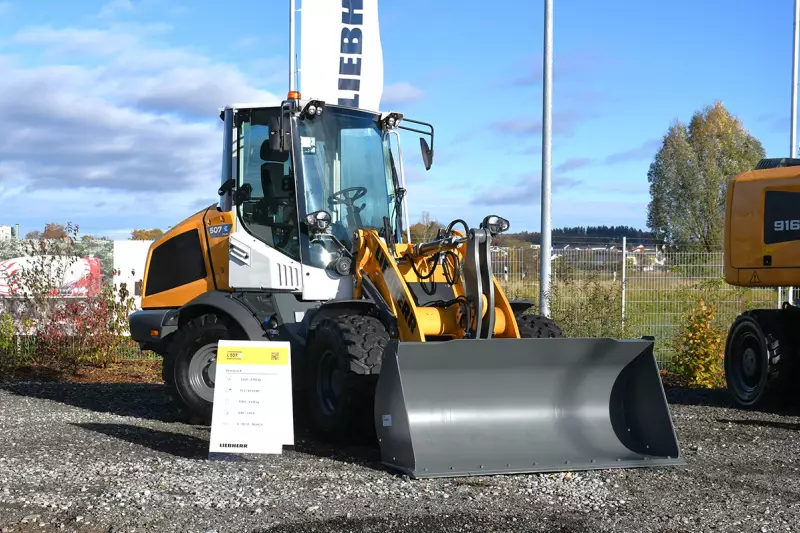 Elektrifiziert die Massen. Der seit Oktober 2023 verfügbare L 507 E hat mit beliebter Größe Bestsellerpotential. Der Clou: Für extra lange Arbeitstage kann ein zweiter Akku bestellt werden. Die Ladezeit liegt bei 1,5 bis 3 Stunden. Quelle: Treffpunkt.Bau